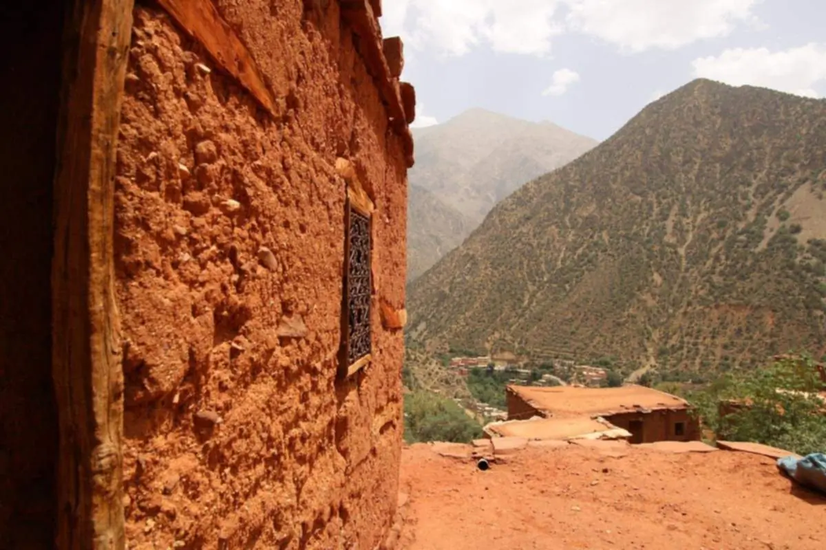 Ourika Tal Wasserfaelle im Atlas mit gruener Vegetation und Wanderwegen