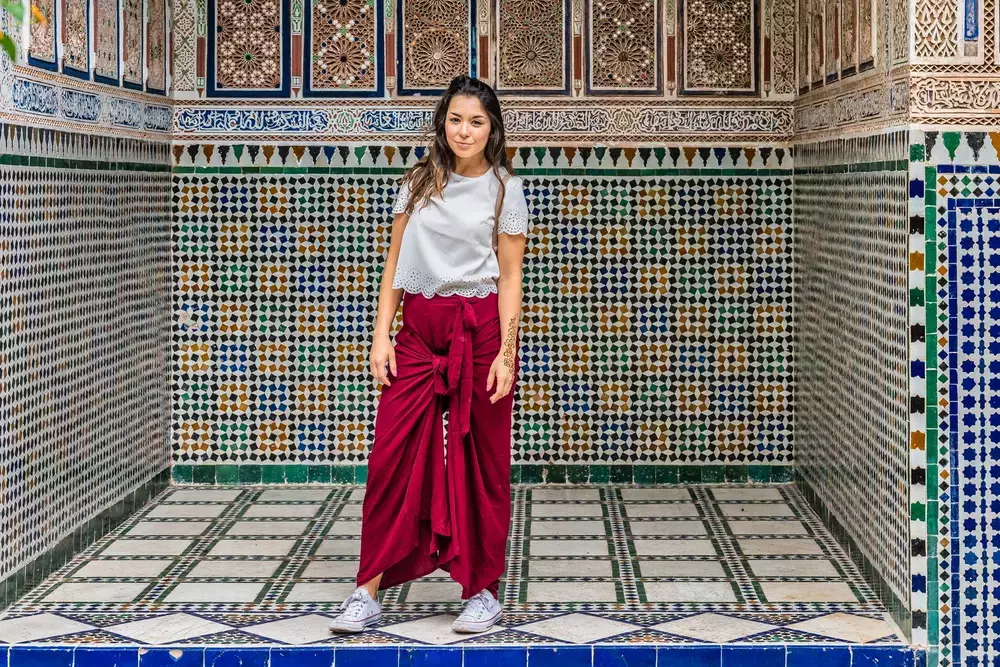 Junge Frau auf Besuch in Marokko